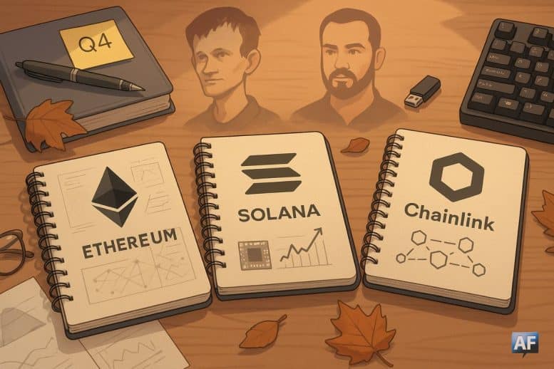 Illustration éditoriale en paysage : bureau en bois avec trois carnets ouverts étiquetés Ethereum, Solana et Chainlink, logos fidèles, silhouettes stylisées de Buterin, Yakovenko et Nazarov, agenda « Q4 », feuilles d’automne.