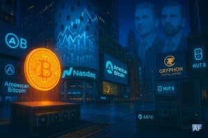 Times Square à l’heure bleue : tour Nasdaq affichant ABTC et des courbes ; Bitcoin holographique flottant au-dessus d’un rig de minage ; logos American Bitcoin, Gryphon et Hut 8 ; portraits estompés d’Eric et Donald Trump Jr.