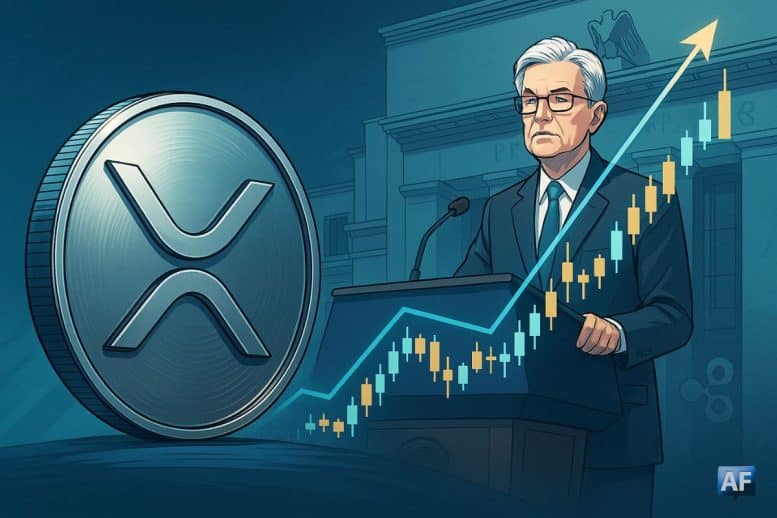 Pièce XRP en métal au premier plan, Jerome Powell derrière un pupitre devant la Fed, graphique en chandeliers haussier et flèche ascendante, palette bleu pétrole et or.